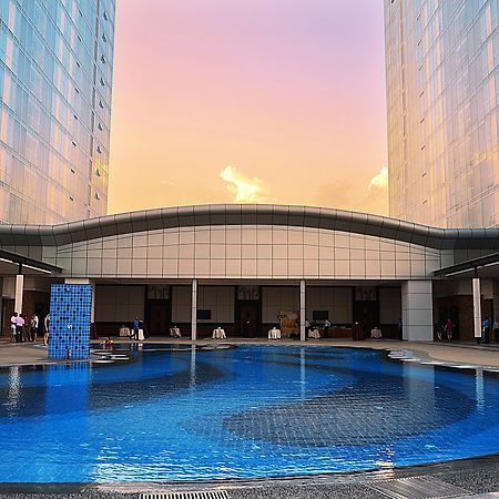 เคเอสแอล โฮเต็ลแอนด์รีสอร์ต Hotel ยะโฮร์บาห์รู ภายนอก รูปภาพ The pool at the hotel
