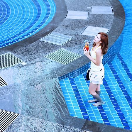 เคเอสแอล โฮเต็ลแอนด์รีสอร์ต Hotel ยะโฮร์บาห์รู ภายนอก รูปภาพ A woman at the pool