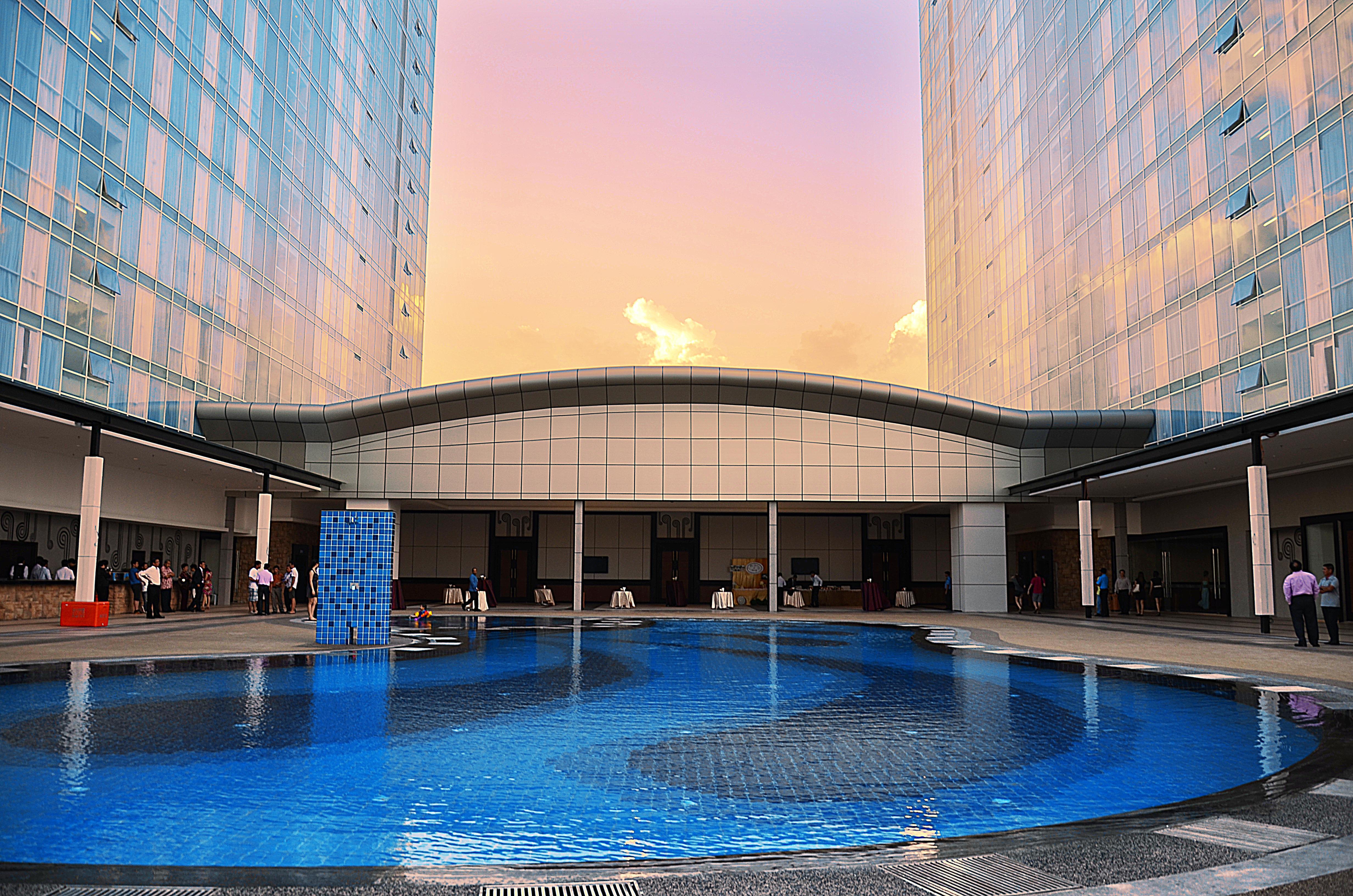 เคเอสแอล โฮเต็ลแอนด์รีสอร์ต Hotel ยะโฮร์บาห์รู ภายนอก รูปภาพ The pool at the hotel
