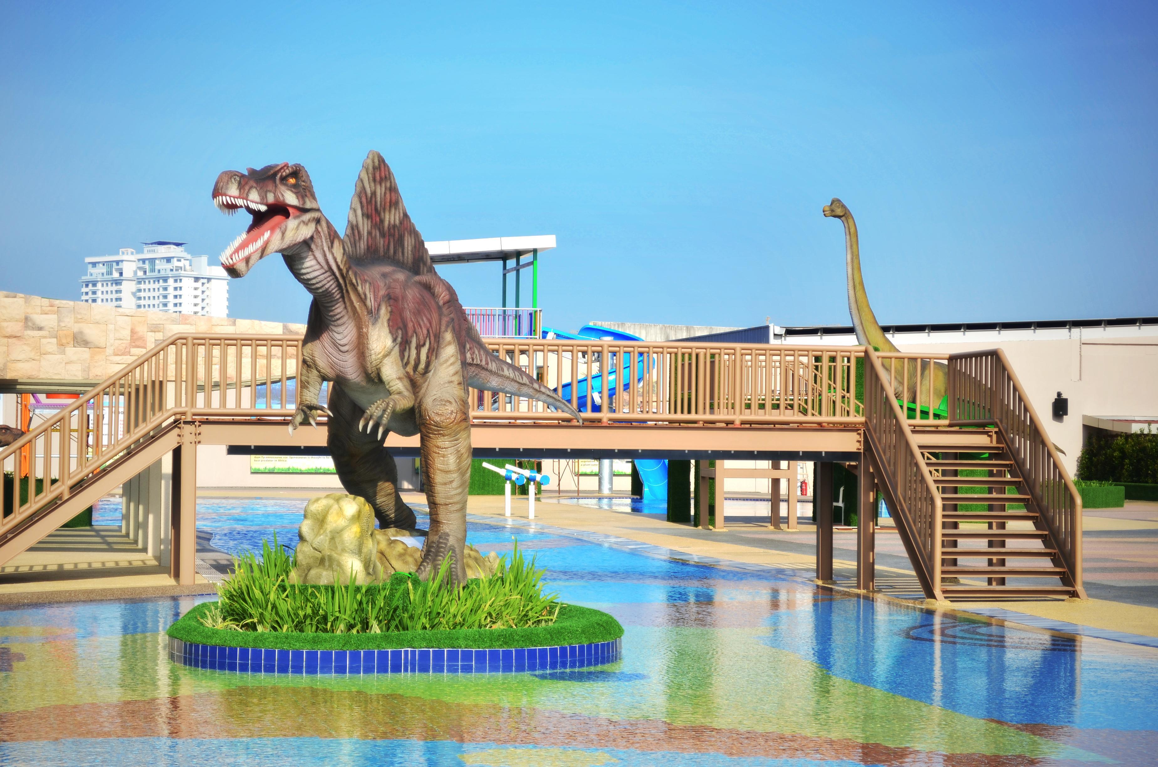 เคเอสแอล โฮเต็ลแอนด์รีสอร์ต Hotel ยะโฮร์บาห์รู ภายนอก รูปภาพ The park's dinosaur statues