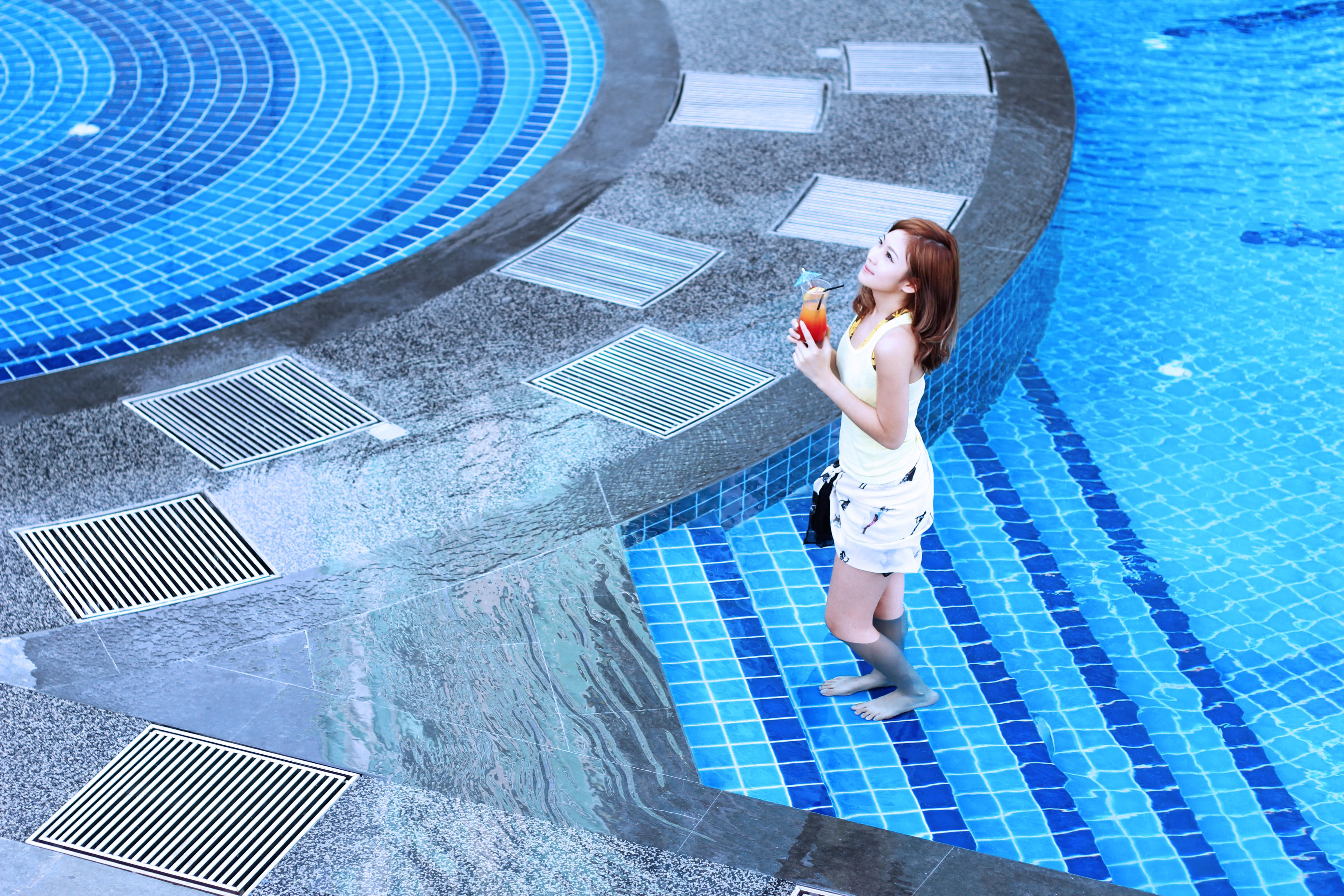 เคเอสแอล โฮเต็ลแอนด์รีสอร์ต Hotel ยะโฮร์บาห์รู ภายนอก รูปภาพ A woman at the pool