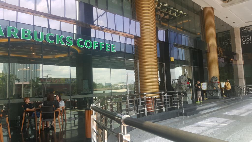 เคเอสแอล โฮเต็ลแอนด์รีสอร์ต Hotel ยะโฮร์บาห์รู ภายนอก รูปภาพ Starbucks Coffee in Bangkok