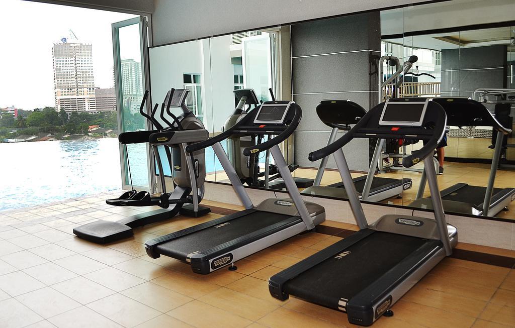 เคเอสแอล โฮเต็ลแอนด์รีสอร์ต Hotel ยะโฮร์บาห์รู ภายนอก รูปภาพ Treadmills in a gym