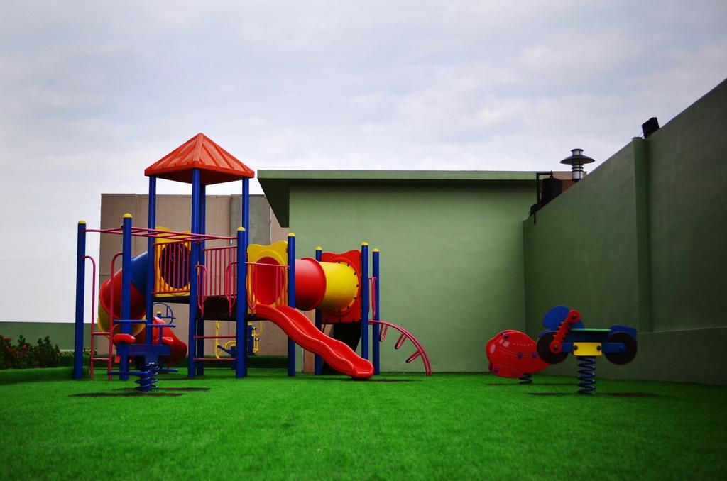 เคเอสแอล โฮเต็ลแอนด์รีสอร์ต Hotel ยะโฮร์บาห์รู ภายนอก รูปภาพ A playground in the park