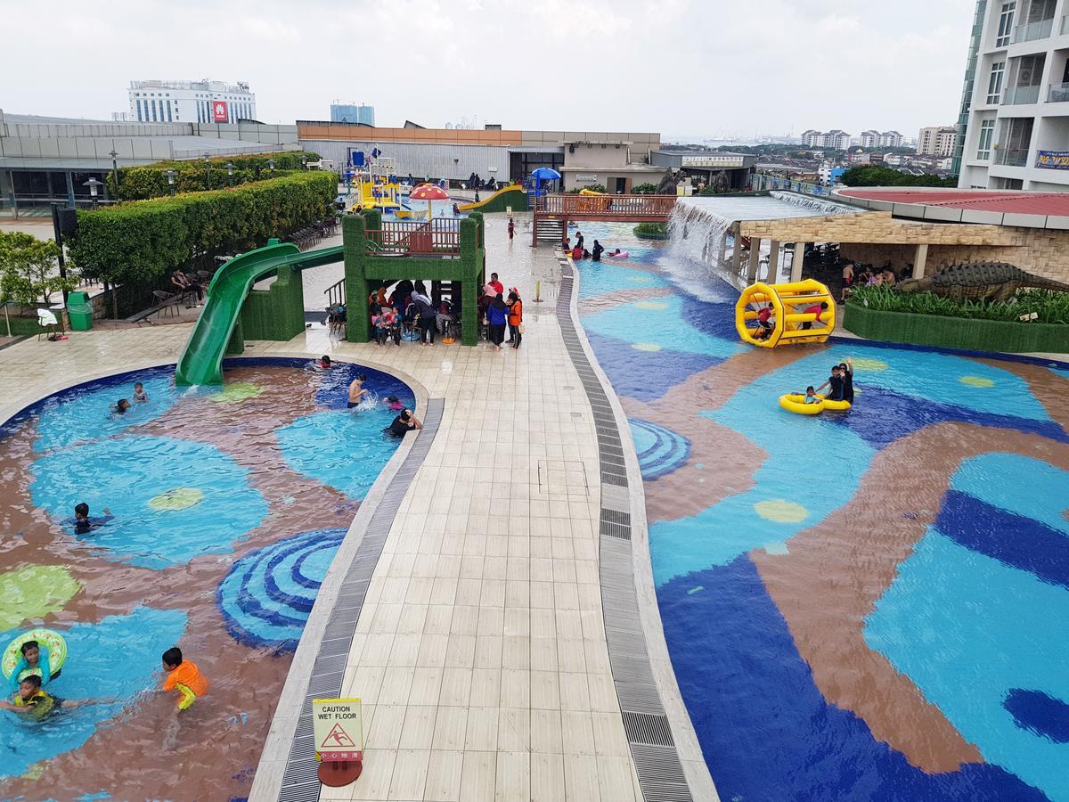 เคเอสแอล โฮเต็ลแอนด์รีสอร์ต Hotel ยะโฮร์บาห์รู ภายนอก รูปภาพ The swimming pool at the hotel