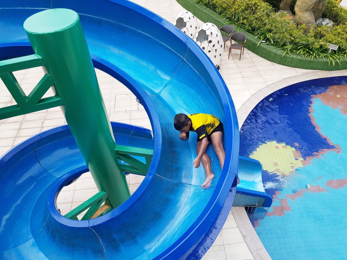 เคเอสแอล โฮเต็ลแอนด์รีสอร์ต Hotel ยะโฮร์บาห์รู ภายนอก รูปภาพ A child playing on a water slide